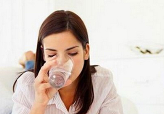 喝水就想小便是什么原因？喝水尿頻怎么辦？