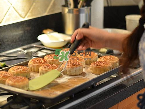 烤月餅用錫紙還是油紙？烤月餅是不是一定要墊錫紙？