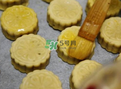 烤月餅刷蛋液還是蛋黃？月餅刷蛋液是全蛋液嗎？