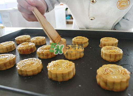 烤月餅刷蛋液還是蛋黃？月餅刷蛋液是全蛋液嗎？