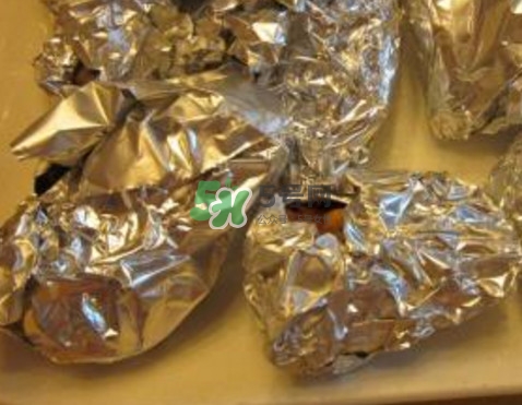 錫箔紙可以放微波爐嗎？錫箔紙可以放入烤箱嗎