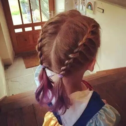 不要再為女兒扎羊角辮了 女孩好看的發(fā)型怎么扎？