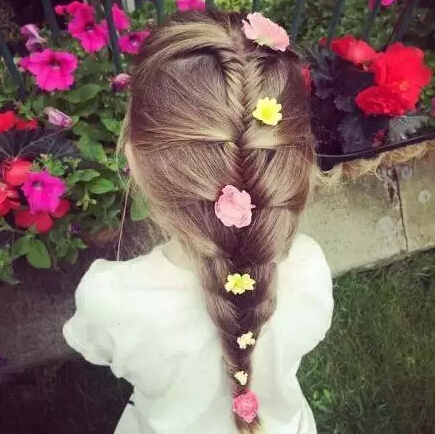 不要再為女兒扎羊角辮了 女孩好看的發(fā)型怎么扎？