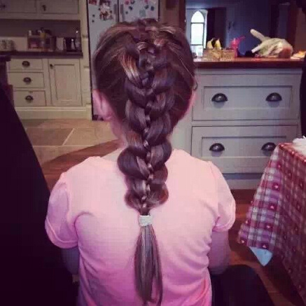 不要再為女兒扎羊角辮了 女孩好看的發(fā)型怎么扎？