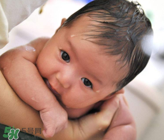 秋天嬰兒幾天洗一次澡？秋天嬰兒洗幾次澡？