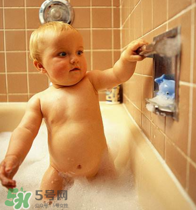 秋天嬰兒幾天洗一次澡？秋天嬰兒洗幾次澡？