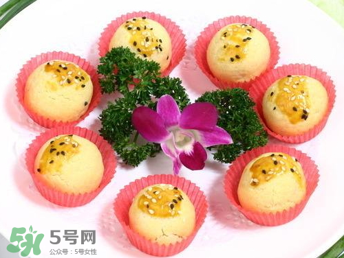 為什么蛋黃酥的皮很硬？蛋黃酥油皮太硬怎么辦？