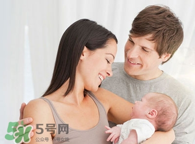 抱新生兒可以晃動(dòng)嗎？抱新生兒的正確方法圖