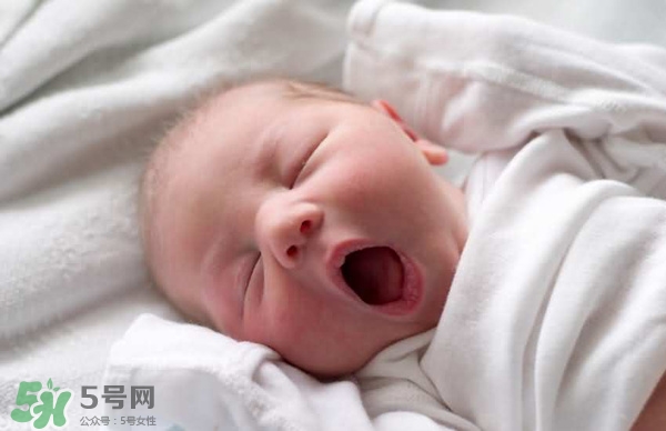 寶寶驚厥是什么癥狀？如何區(qū)別寶寶驚厥和驚跳？