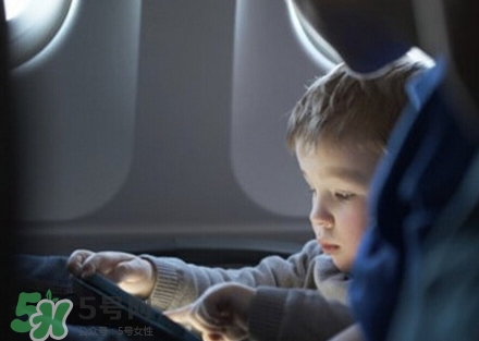 兩個月的寶寶可以坐飛機嗎？兩個月的寶寶坐飛機要買票嗎？