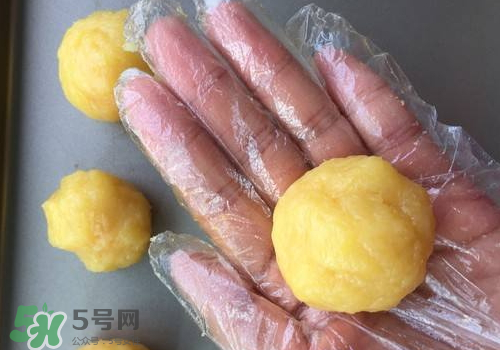 蛋黃酥油皮怎么揉出膜？蛋黃酥油皮不出膜怎么辦？