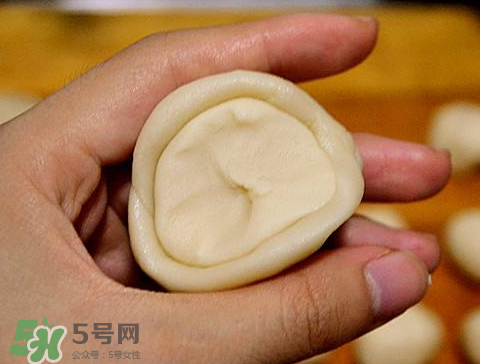 蛋黃酥油皮破了怎么辦？做蛋黃酥油皮破皮原因