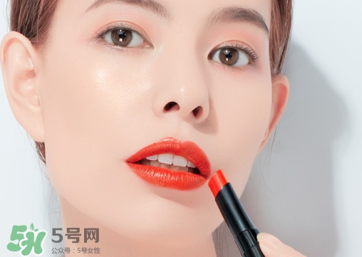 口紅怎么薄涂好看_口紅薄涂的技巧 口紅怎么薄涂好看_口紅薄涂的技巧