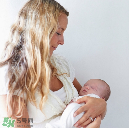 新生寶寶怎么抱？新生寶寶可以豎著抱嗎？