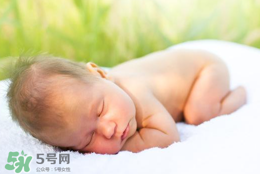 寶寶曬太陽后出濕疹正常嗎？寶寶曬太陽會出濕疹嗎？