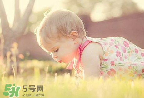 寶寶曬太陽后出濕疹正常嗎？寶寶曬太陽會出濕疹嗎？