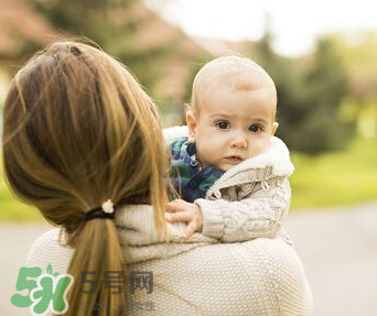 寶寶曬太陽后出濕疹正常嗎？寶寶曬太陽會出濕疹嗎？