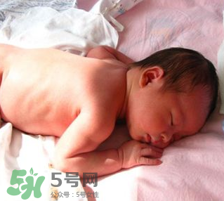 寶寶曬太陽后出濕疹正常嗎？寶寶曬太陽會出濕疹嗎？