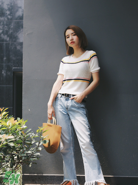 牛仔褲怎么搭配最好看？牛仔褲搭配什么上衣？