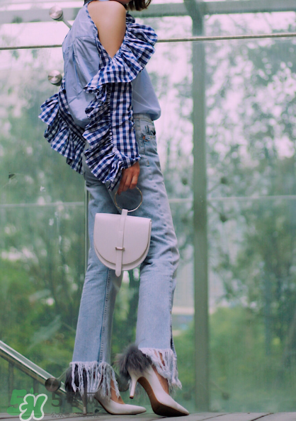 牛仔褲怎么搭配最好看？牛仔褲搭配什么上衣？