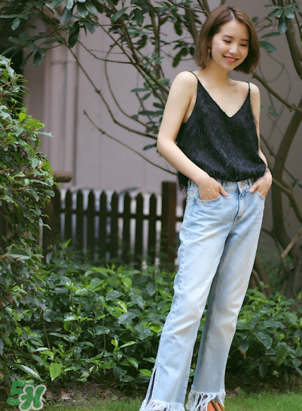 牛仔褲怎么搭配最好看？牛仔褲搭配什么上衣？