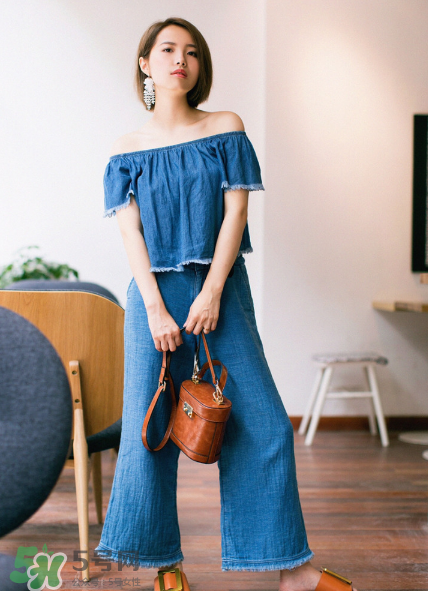 牛仔褲怎么搭配最好看？牛仔褲搭配什么上衣？