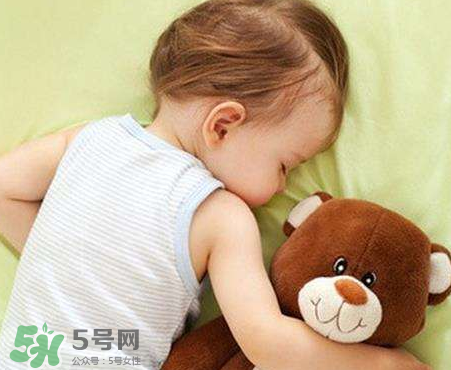 怎么樣培養(yǎng)寶寶自己入睡？怎么樣培養(yǎng)寶寶整夜睡覺(jué)？