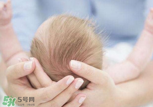 新生寶寶幾個月可以豎著抱？寶寶豎著抱的正確姿勢