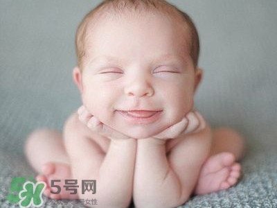 寶寶剛出生可以喝奶粉嗎？剛出生的寶寶喝多少奶粉？