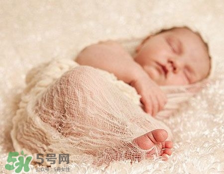 寶寶剛出生可以喝奶粉嗎？剛出生的寶寶喝多少奶粉？