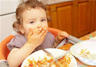 怎么培養(yǎng)寶寶自己吃飯？如何培養(yǎng)寶寶自己吃飯