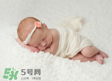 寶寶驚跳是什么癥狀？寶寶驚跳反應(yīng)怎么安撫？