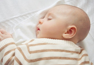 剛出生的寶寶要注意什么？剛出生的寶寶要準(zhǔn)備哪些東西？