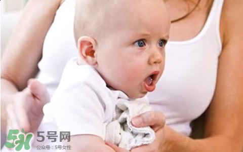 新生兒吐奶是什么原因？新生兒吐奶從鼻子出來(lái)怎么回事？