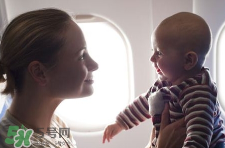 兩個月的寶寶可以坐飛機嗎？兩個月的寶寶坐飛機要買票嗎？