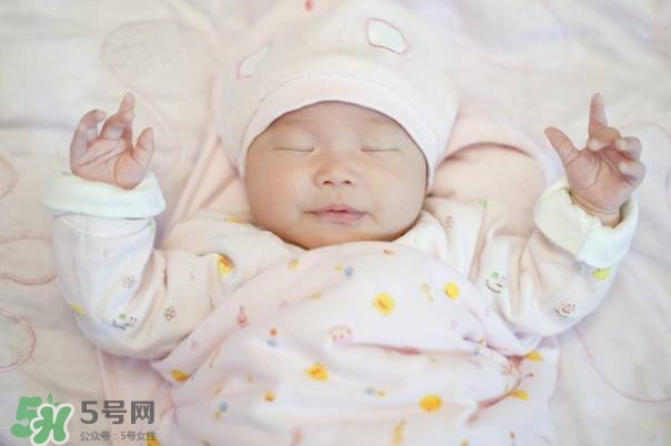 寶寶剛出生可以喝奶粉嗎？剛出生的寶寶喝多少奶粉？