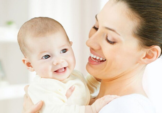 新生寶寶幾個(gè)月可以豎著抱？寶寶豎著抱的正確姿勢(shì)