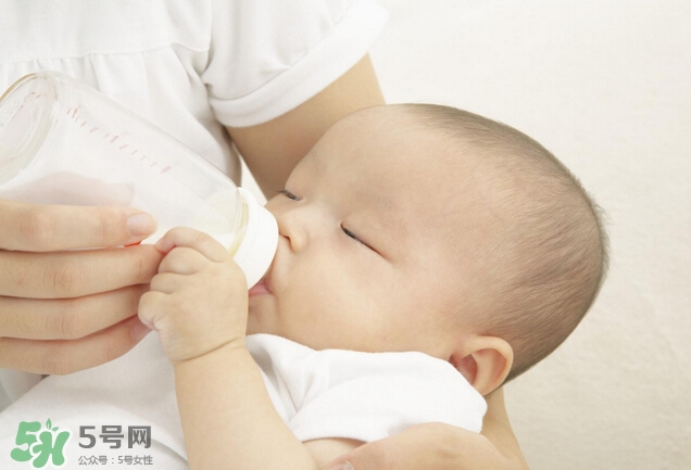 新生兒吐奶是什么原因？新生兒吐奶從鼻子出來怎么回事？