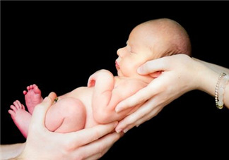 剪臍帶時(shí)寶寶會(huì)不會(huì)疼？剪臍帶寶寶疼嗎？