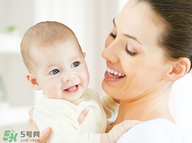 新生寶寶幾個月可以豎著抱？寶寶豎著抱的正確姿勢