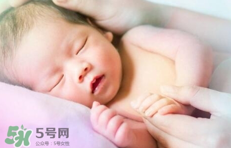 新生寶寶幾個月可以豎著抱？寶寶豎著抱的正確姿勢