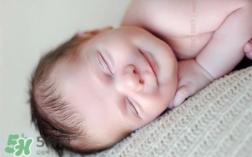 寶寶驚跳反應(yīng)什么時(shí)候消失？寶寶驚跳反射太頻繁怎么辦？