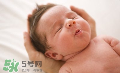 新生兒吐奶是什么原因？新生兒吐奶從鼻子出來怎么回事？