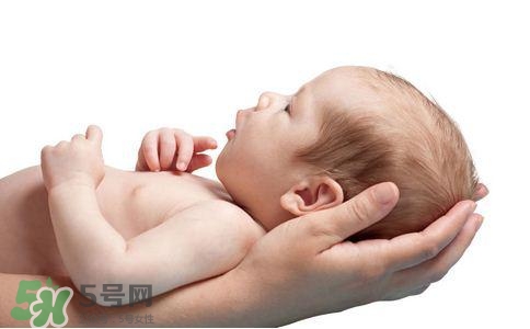 寶寶剛出生可以喝奶粉嗎？剛出生的寶寶喝多少奶粉？