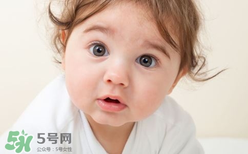 新生兒吐奶是什么原因？新生兒吐奶從鼻子出來怎么回事？