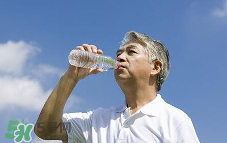 國(guó)家飲用水標(biāo)準(zhǔn)是什么？飲用水和礦泉水的區(qū)別