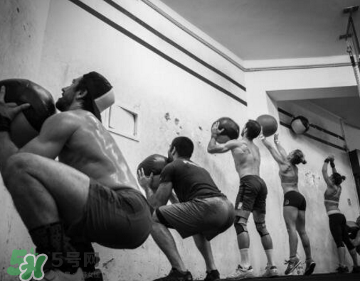 藥球深蹲怎么做？藥球深蹲訓(xùn)練方法