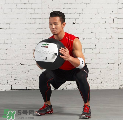 藥球深蹲怎么做？藥球深蹲訓(xùn)練方法