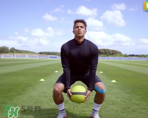 藥球深蹲怎么做？藥球深蹲訓(xùn)練方法