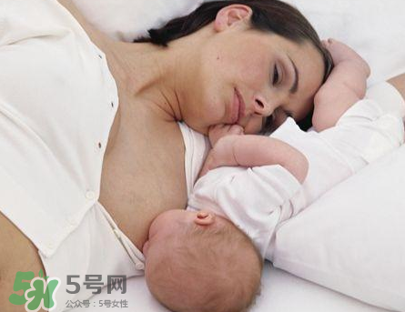 新生兒嗜睡吃奶量少要緊嗎？新生兒吃奶量少怎么辦？